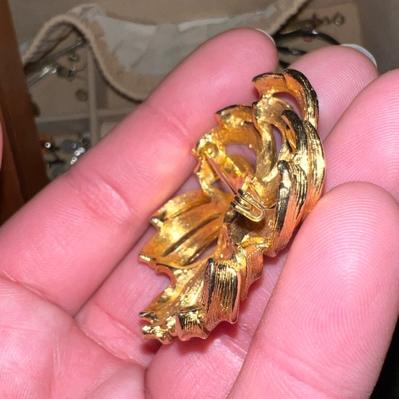 Vintage Gold Tone Swirled Pinwheel Brooch - Picture 7 of 7